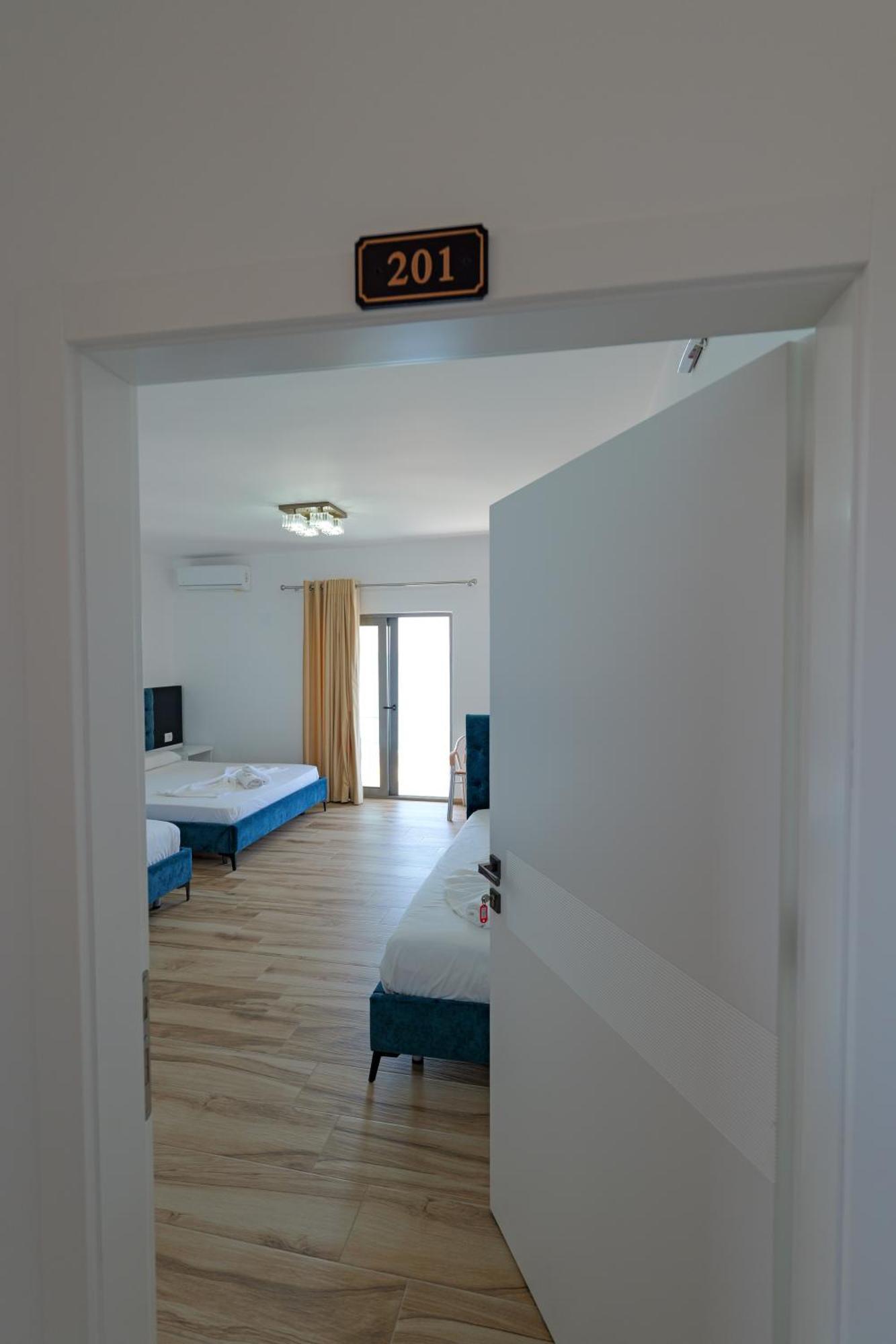 Hotel Take Борш Екстериор снимка