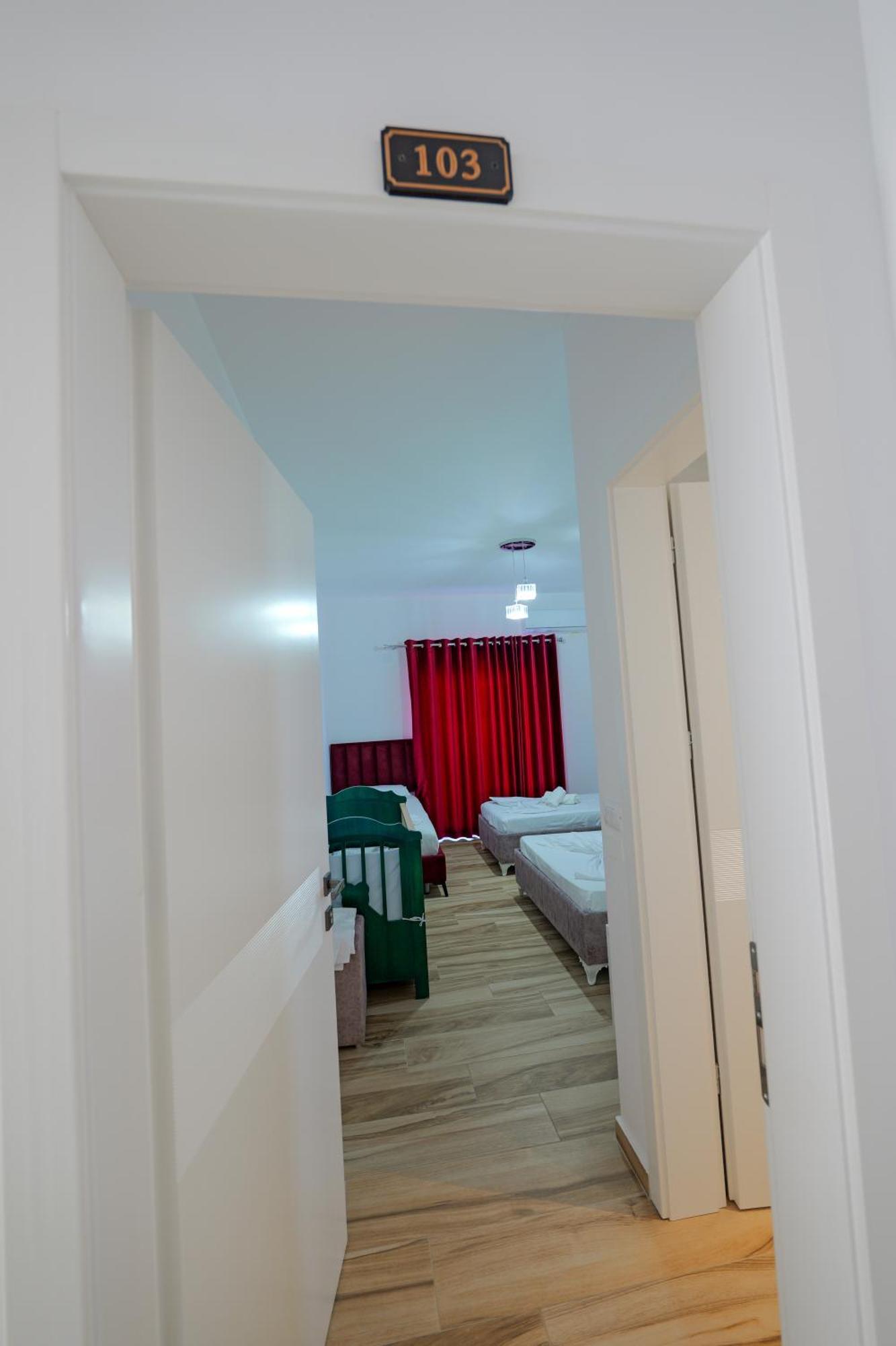 Hotel Take Борш Екстериор снимка